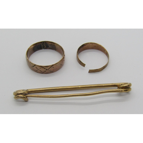 1224 - Three pieces of antique yellow metal jewellery to include a 9ct wedding ring, 8.8g total (af) (3)