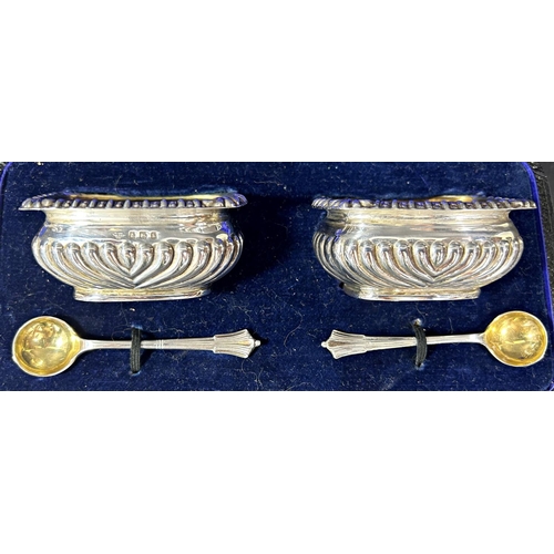 1204 - A cased silver gilt pair of salt cauldrons and spoons, Birmingham, early 20th century by different m... 
