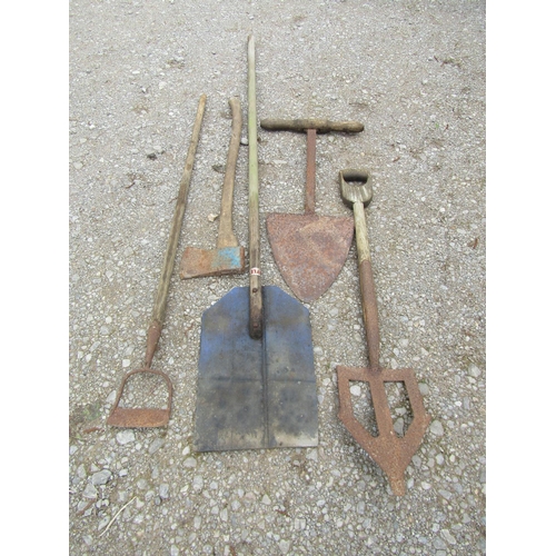 2005 - A vintage spade with D shaped wooden handle, one other, a hoe, axe, etc (5) (af) together with a sma... 