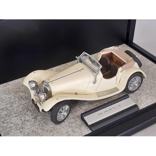 280 - Two 1:24 scale models of classic cars by Franklin Mint including the Mercedes 500 K Special Roadster... 