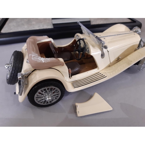 280 - Two 1:24 scale models of classic cars by Franklin Mint including the Mercedes 500 K Special Roadster... 