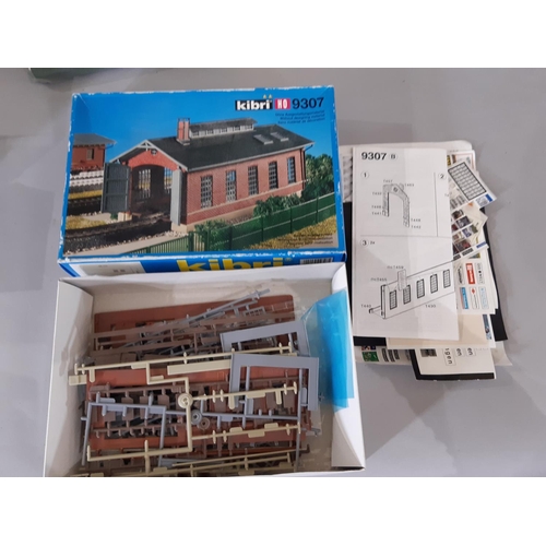 247 - Mixed lot of railway modelling scenery and lineside accessories including kits for Airfix Engine She... 