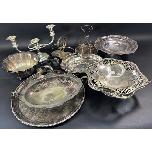 1173 - A mixed selection of silver plated table ware, including fruit bowls, a candelabra, a tazza, vinaigr... 