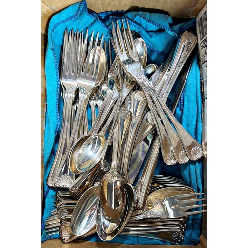 1184 - A quantity of loose shell pattern silver plated cutlery, made by Ricci Argentieri, and a case of six... 