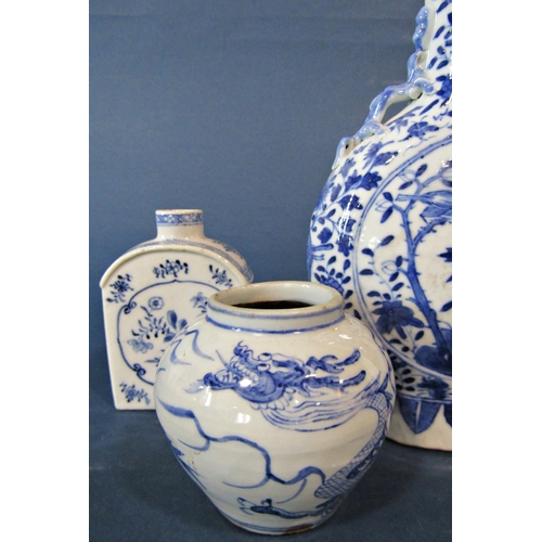 1049 - Three 18th/19th century Chinese blue and white porcelain items including: tea caddy, moon flask and ... 