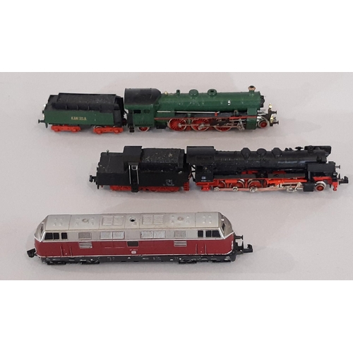 256 - 3 unboxed N gauge locomotives including Pacific Class 4-6-2 locomotive and tender in green by Arnold... 