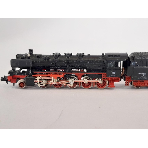 256 - 3 unboxed N gauge locomotives including Pacific Class 4-6-2 locomotive and tender in green by Arnold... 