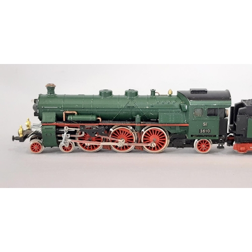 256 - 3 unboxed N gauge locomotives including Pacific Class 4-6-2 locomotive and tender in green by Arnold... 