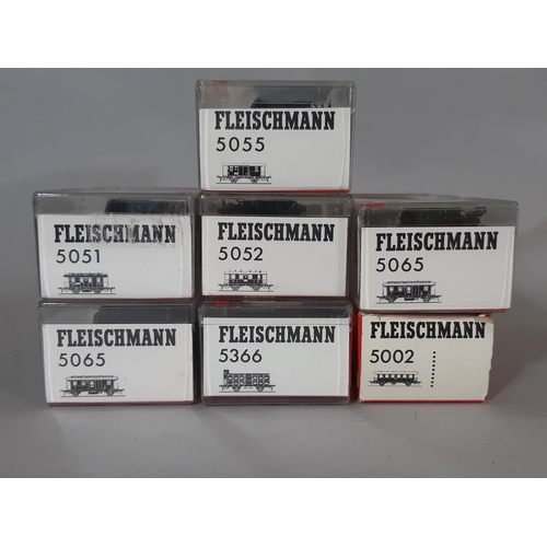 262 - Boxed HO gauge German railway models by Fleishmann comprising 5 passenger cars in DGR green, a packi... 