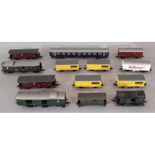 249 - Mixed lot of HO gauge railway models including boxed Bachmann Liliput beer wagon set, 3 boxed rollin... 