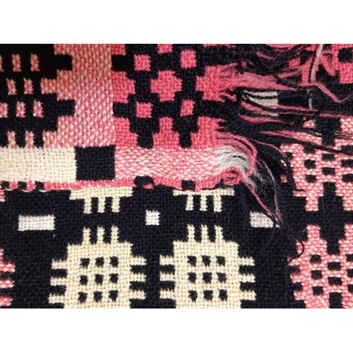 1552 - Traditional large reversible woollen Welsh blanket in black, pink and cream colours, 2.3x2m (AF)