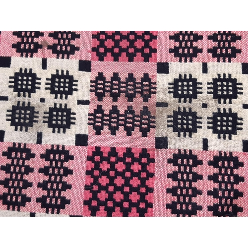 1552 - Traditional large reversible woollen Welsh blanket in black, pink and cream colours, 2.3x2m (AF)