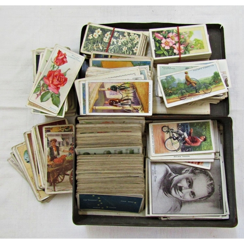 226 - Large quantity of vintage cigarette cards Consittas, Wills, Players, etc, various subjects, unsorted... 