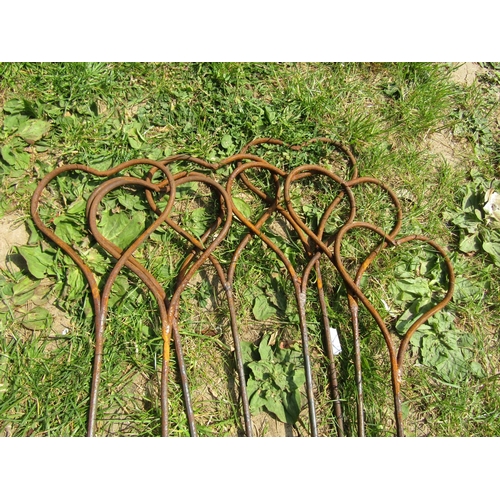 2054 - Eight weathered steel heart shaped garden border stakes, 122 cm high