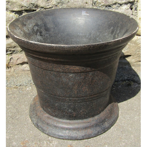 2089 - A heavy antique cast iron mortar with flared rim, 35 cm diameter x 29 cm high