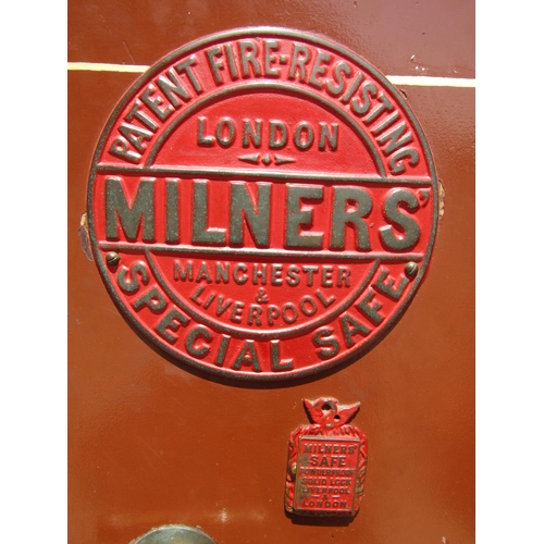 2137 - A Milners patent fire resisting special safe with T shaped handle, painted finish in interior, appro... 