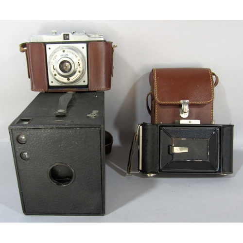 1513 - A mixed box of items including vintage cameras, a pair of coach lamps, a military cap, car horn a Bo... 