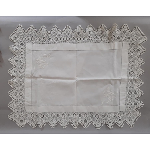 1576 - Small collection of good quality vintage table linen including cloths with crochet lace borders, pul... 