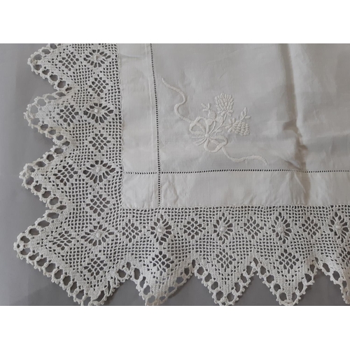 1576 - Small collection of good quality vintage table linen including cloths with crochet lace borders, pul... 