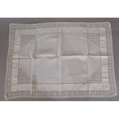 1576 - Small collection of good quality vintage table linen including cloths with crochet lace borders, pul... 