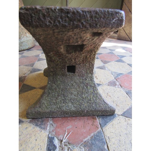 2086 - An old cast iron anvil, 56 cm long x 30 cm high