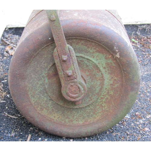 2055 - A small antique cast iron garden roller with pierced medallion, 36 cm wide (full width) (af)