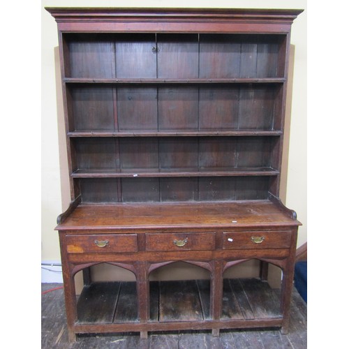 2749 - A gerogian oak cottage pot board dresser with raised open plate rack over three frieze drawers and g... 