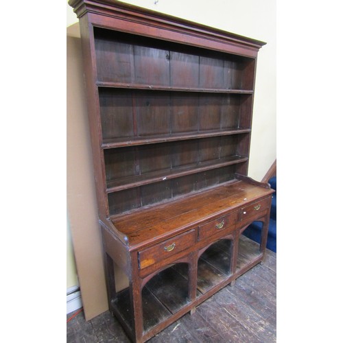 2749 - A gerogian oak cottage pot board dresser with raised open plate rack over three frieze drawers and g... 