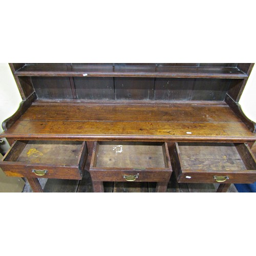 2749 - A gerogian oak cottage pot board dresser with raised open plate rack over three frieze drawers and g... 