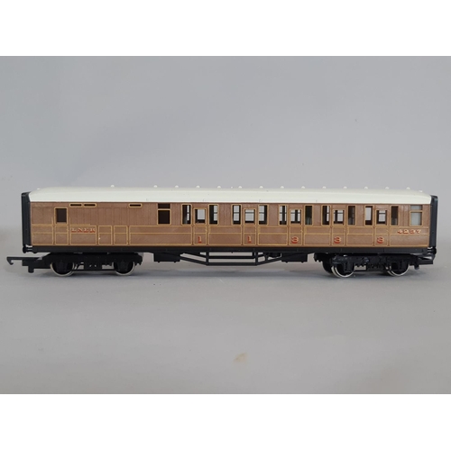 266 - 31 unboxed 00 gauge passenger coaches including Hornby Southern Green, LMS Maroon and LNER Teak etc,... 