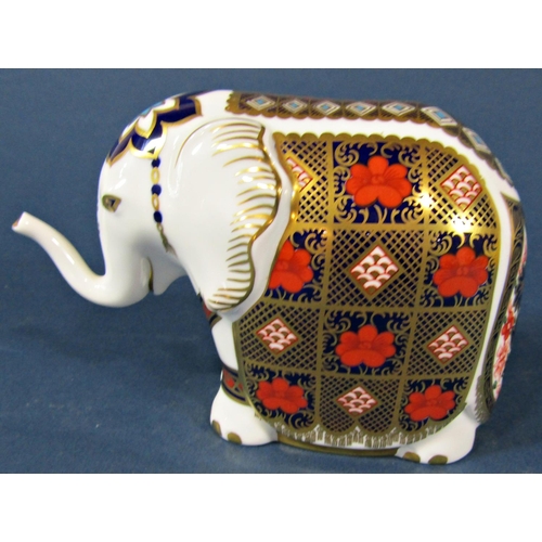 1066 - A Crown Derby elephant (silver stopper)