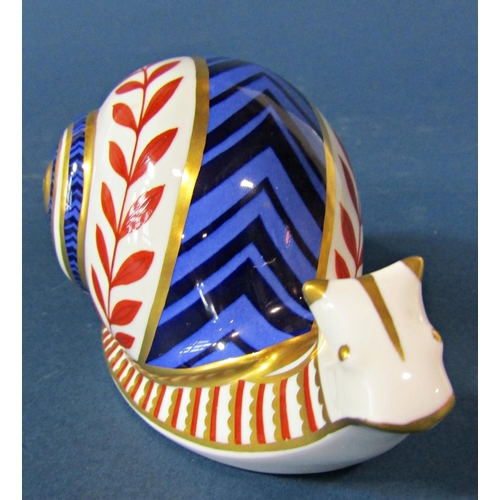 1067 - A Crown Derby snail (gold stopper)