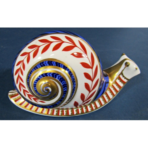 1067 - A Crown Derby snail (gold stopper)