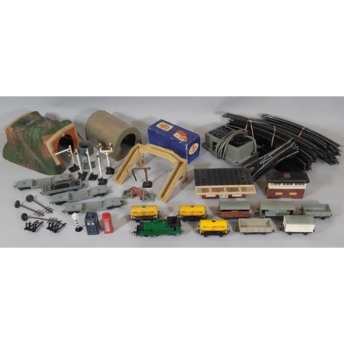 273 - Hornby Dublo model railway collection including a 0-6-0 tank engine, 3x Shell Oil tankers, vans, wag... 