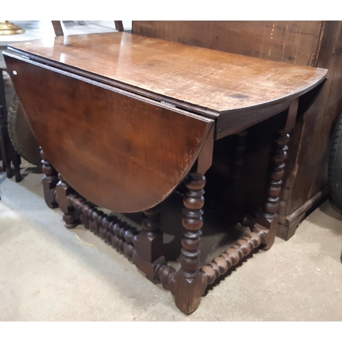 2255 - An 18th century oak gateleg table, on bobbin supports and rails incorporating a frieze drawer, 120cm... 