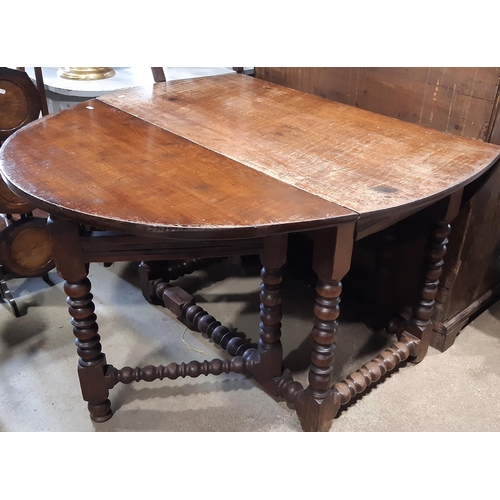 2255 - An 18th century oak gateleg table, on bobbin supports and rails incorporating a frieze drawer, 120cm... 