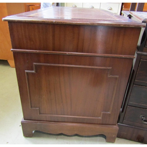 2316 - A Georgian style pedestal writing desk of nine drawers with inset leather top, 125cm wide