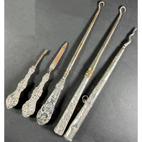 A small silver collection of button hooks, nail file and a cuticle tool, together with six silver plated tea spoons in original box