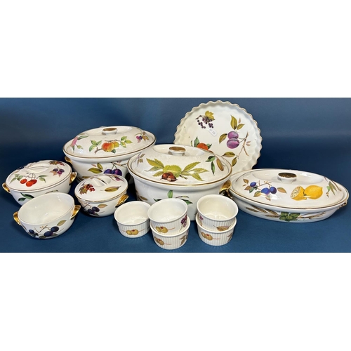 1128 - A collection of Wedgwood Jasper ware trinket dishes, six Wedgwood floral patterned plates, and a dis... 