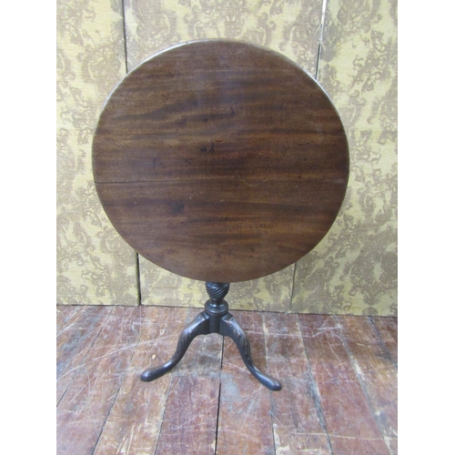 2605 - A Georgian mahogany snap top table 70 cm top raised on a carved spiral tapering column and tripod ba... 