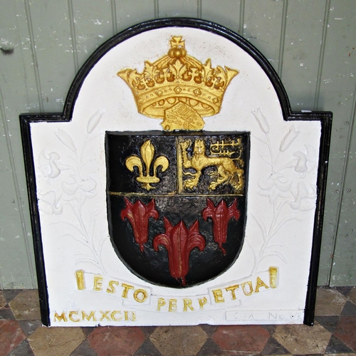 2116 - A plaster armorial arched plaque with raised relief detail and painted finish, 77 cm wide x 84 cm hi... 