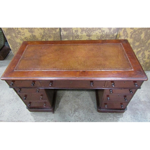 2290 - A Victorian  mahogany pedestal writing desk fitted with nine drawers with inset leather top 118 cm w... 