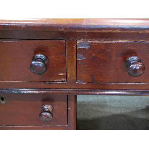 2290 - A Victorian  mahogany pedestal writing desk fitted with nine drawers with inset leather top 118 cm w... 