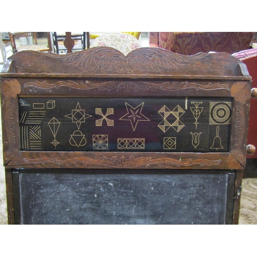 2338 - A late 19th century American child's folding easel enclosing a blackboard, the upper panel showing a... 