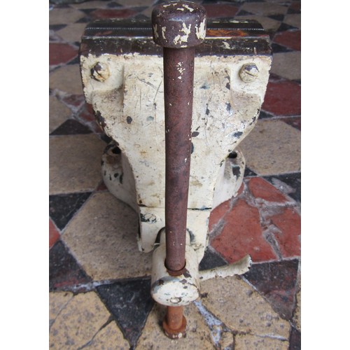 2084A - A heavy painted cast iron bench vice