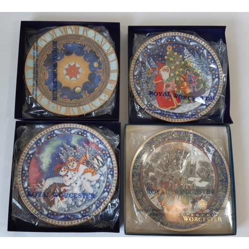 1111 - A collection of 17 Royal Worcester Christmas themed decorative plates including Christmas Tales seri... 