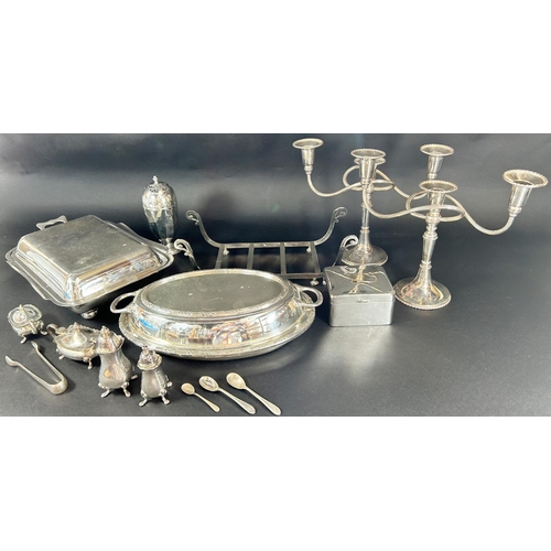 1221 - A good selection of better quality silver plated tableware, including a pair of Regency style candle... 