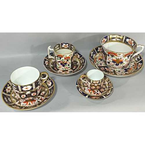 1096 - Four imari cups and saucers in varying sizes, together with an additional imari saucer and a plate