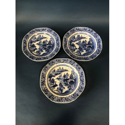 1069 - Six pieces of Chinese export blue and white porcelain including a set of three c.18th century hexago... 