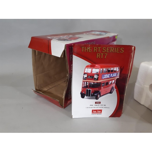 430 - 1:24 scale model of  the RT Series RT7 Double Decker Bus by Sun Star, boxed with certificate 515/628... 